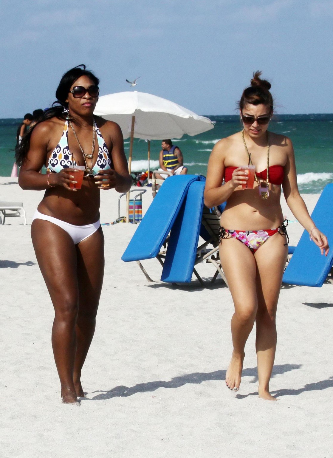 ミナミのビーチでビキニを着て巨乳を披露するセレナ・ウィリアムス
 #75330600
