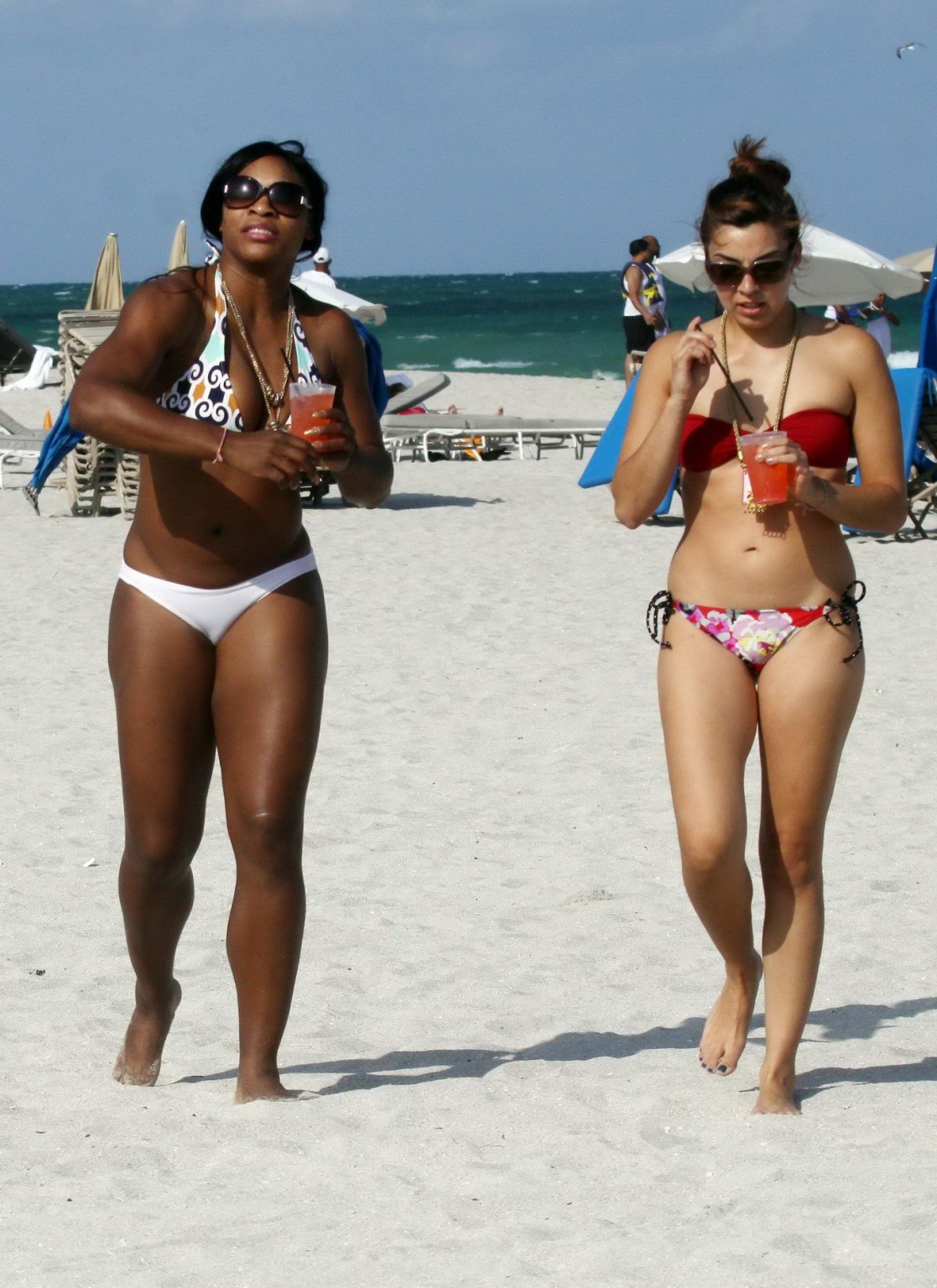 Serena Williams che mostra il suo grande bottino in bikini sulla spiaggia di Miami
 #75330608
