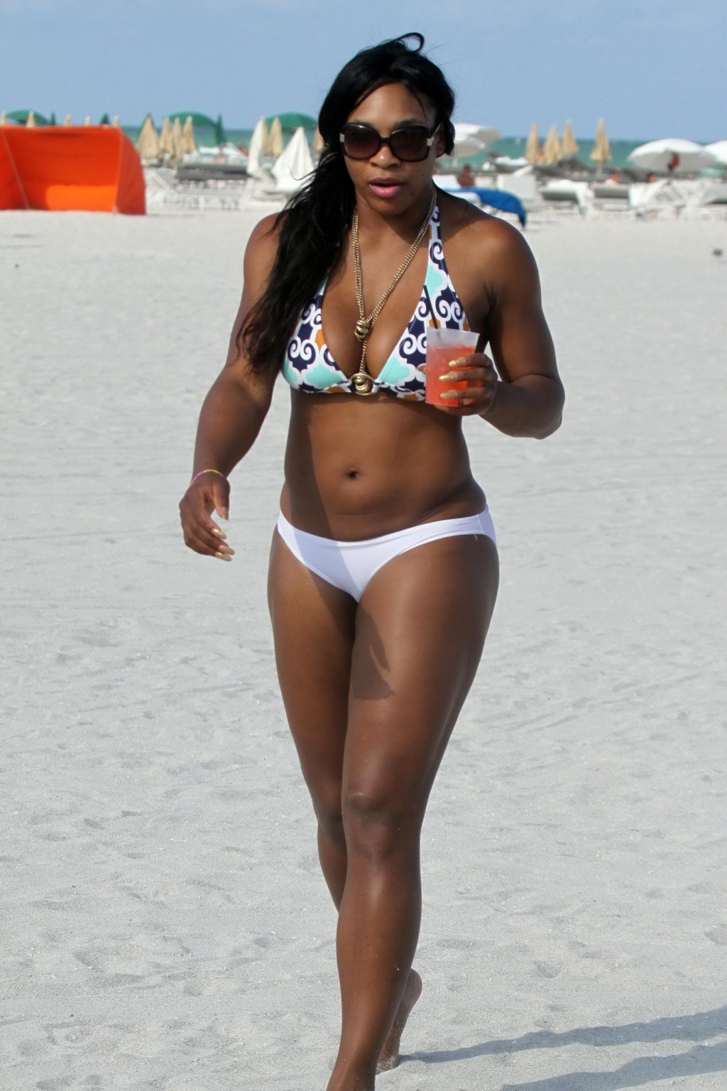 Serena Williams che mostra il suo grande bottino in bikini sulla spiaggia di Miami
 #75330618
