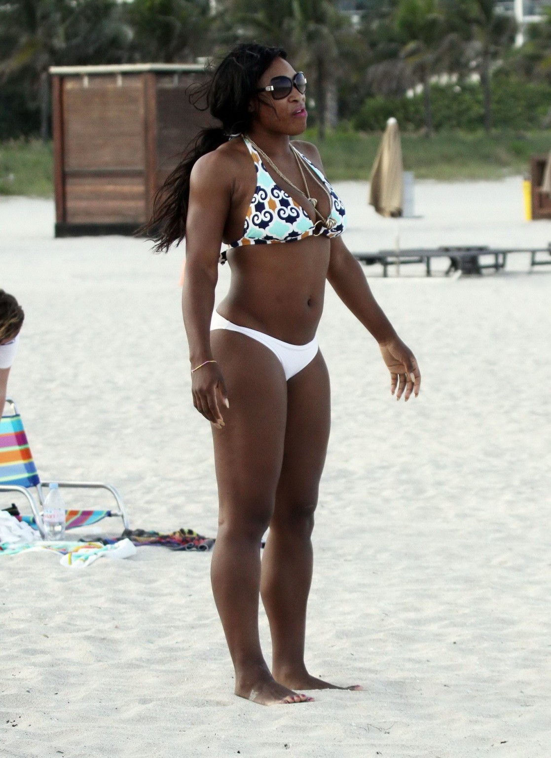 Serena Williams che mostra il suo grande bottino in bikini sulla spiaggia di Miami
 #75330629