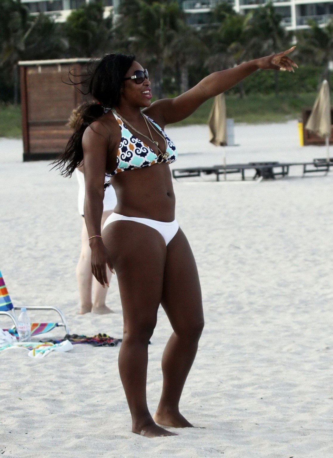 Serena williams mostrando su gran botín en bikini en la playa de miami
 #75330633