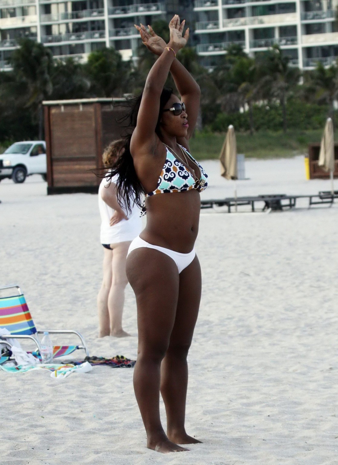 Serena Williams zeigt ihren großen Hintern im Bikini am Strand von Miami
 #75330637