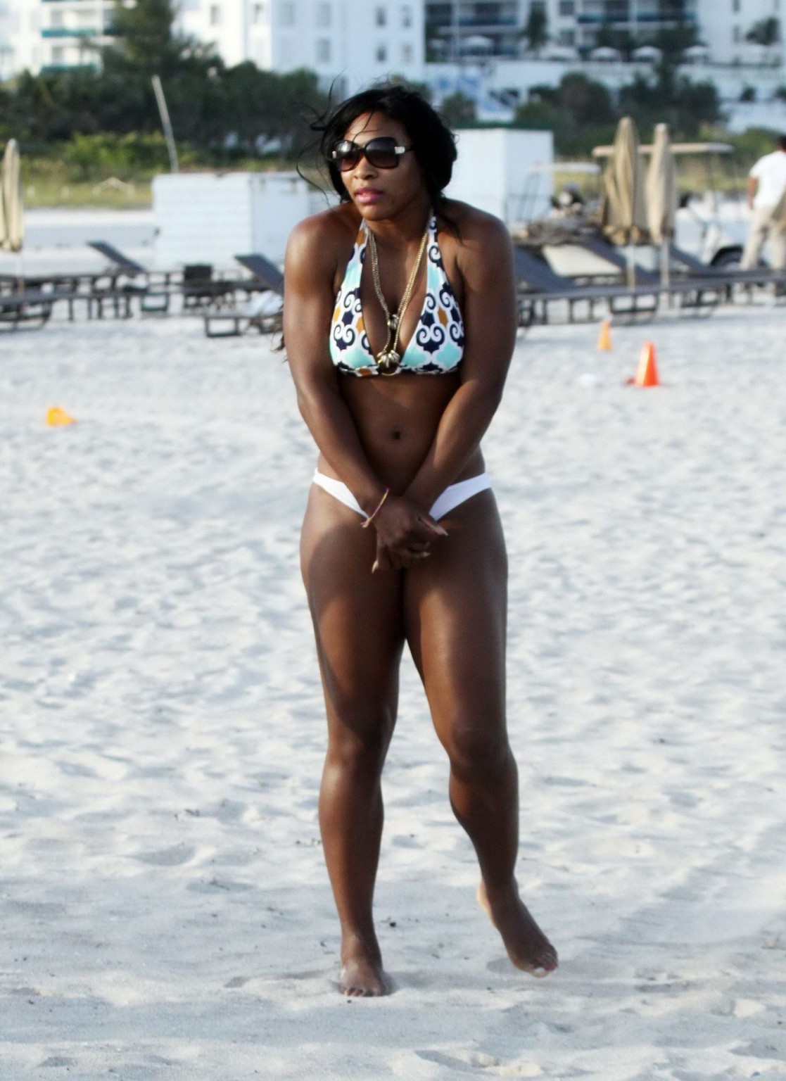 Serena williams mostrando su gran botín en bikini en la playa de miami
 #75330642