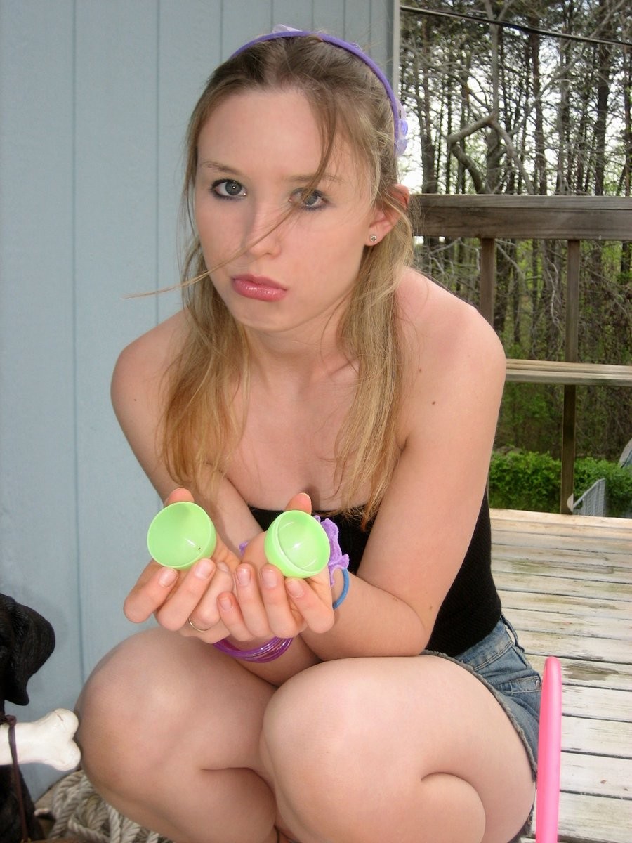 Upskirt blonde Teenie bereit für Ostern peeks ihre Titten
 #78666447