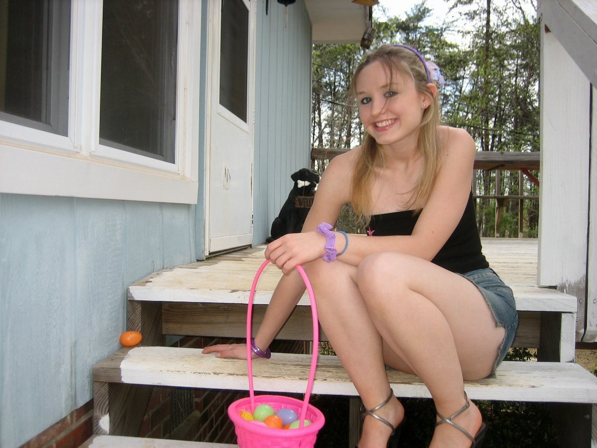 Upskirt blonde Teenie bereit für Ostern peeks ihre Titten
 #78666458