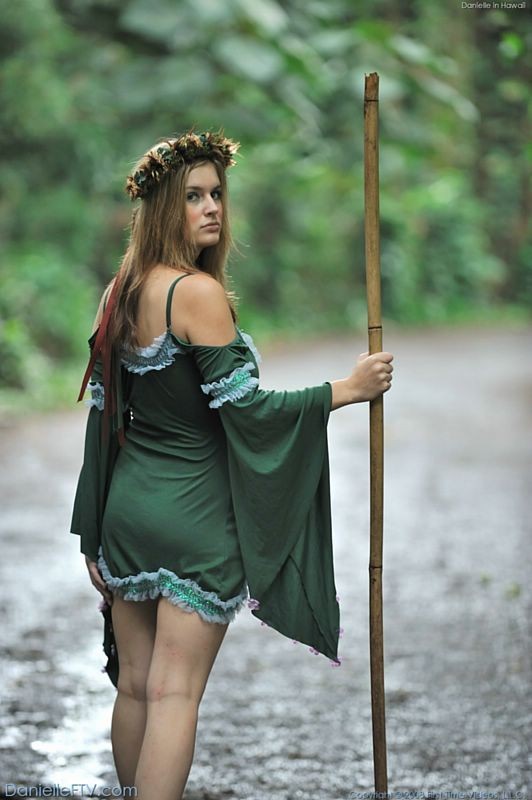 Vollbusiges Renaissance-Mädchen tänzelt im Wald
 #71015212
