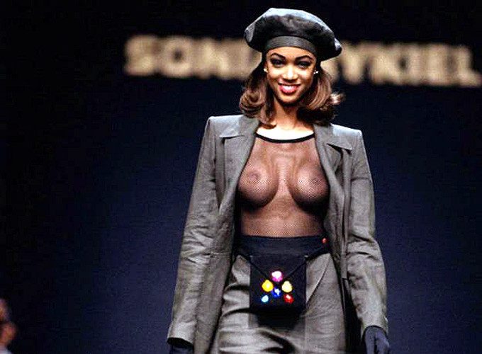 Tyra Banks posing sexy in one million dollar bra and showing her tits #75400432