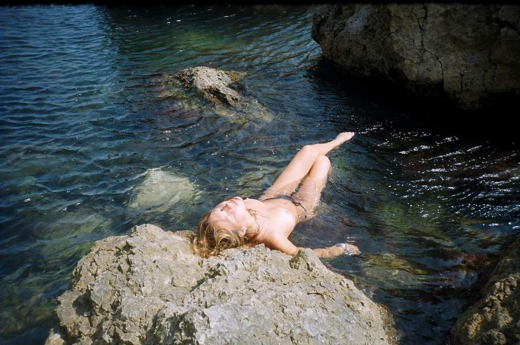 Nudista giovane nuda lascia che l'acqua baci il suo corpo
 #72249130