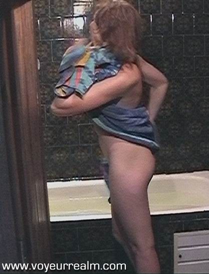 Espiar a mi esposa cachonda tomando una ducha
 #78367068