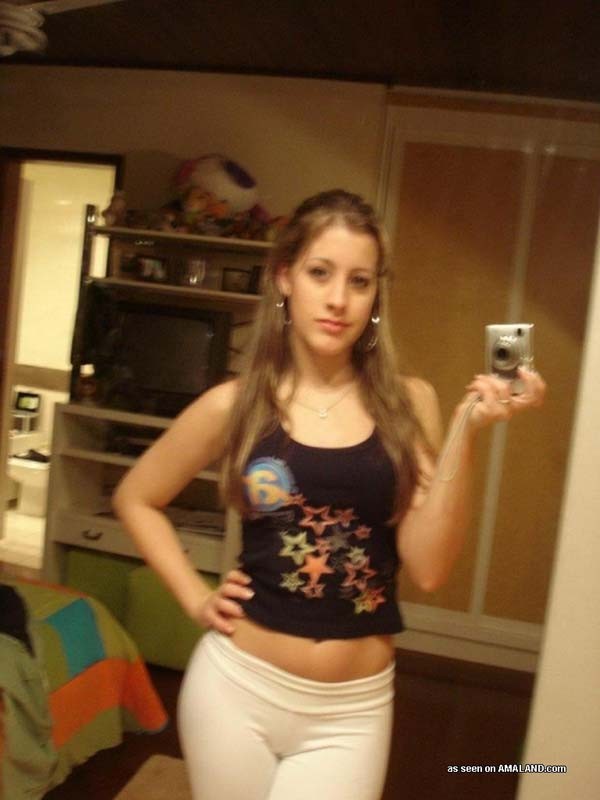 Posando y mostrando su culo redondo
 #70247612