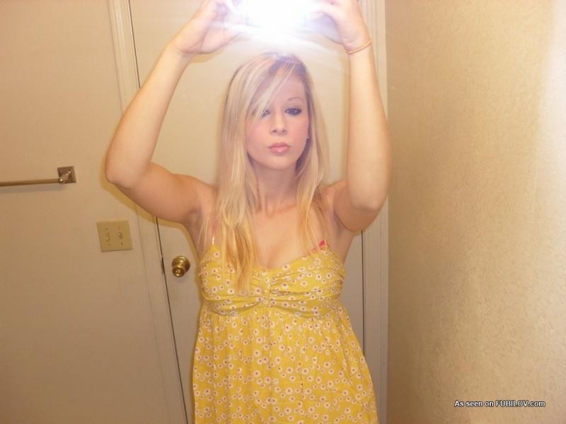 Jeune blonde en train de modeler sa robe d'été
 #68083515