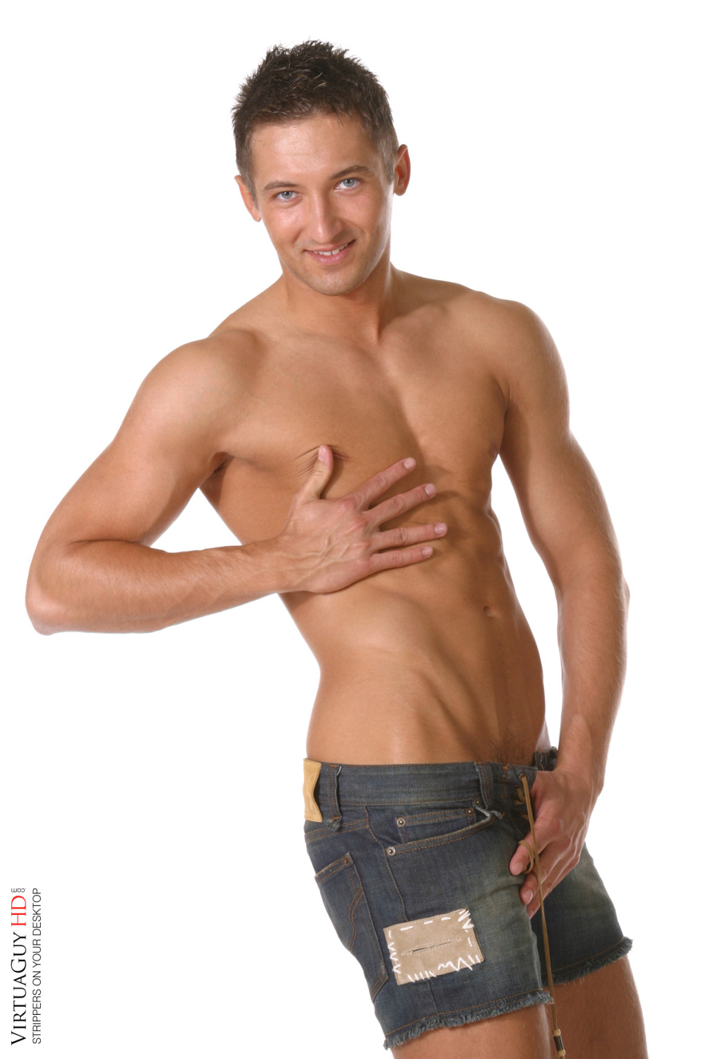 Un chico bronceado desnudándose y mostrando su polla
 #76981033