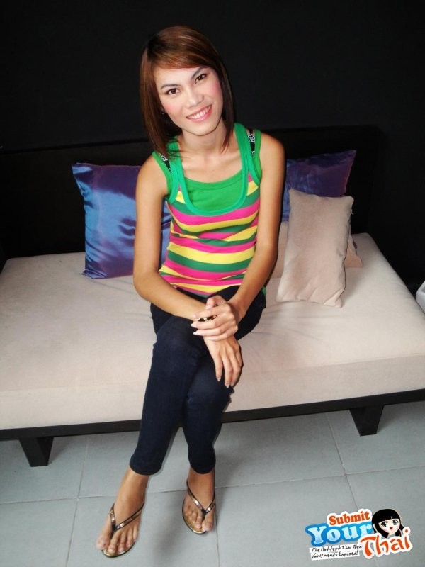 Skinny Amateur thailändische Schönheit bekommt ihre haarige kleine Muschi gestopft
 #67693969