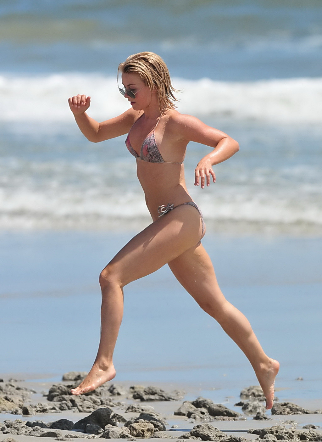 Julianne hough exposant son corps sexy dans un minuscule bikini en vacances à oak isla
 #75255609