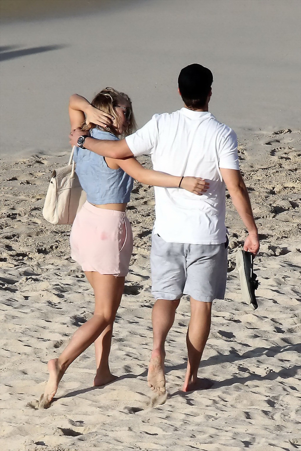 Julianne Hough entblößt ihren sexy Körper in einem winzigen Bikini im Urlaub auf der Oak Isla
 #75255629