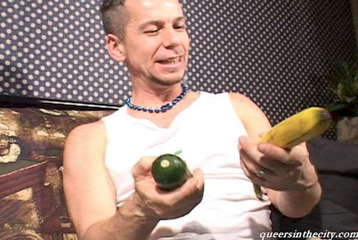 Sementales gays jugando con verduras
 #77009639