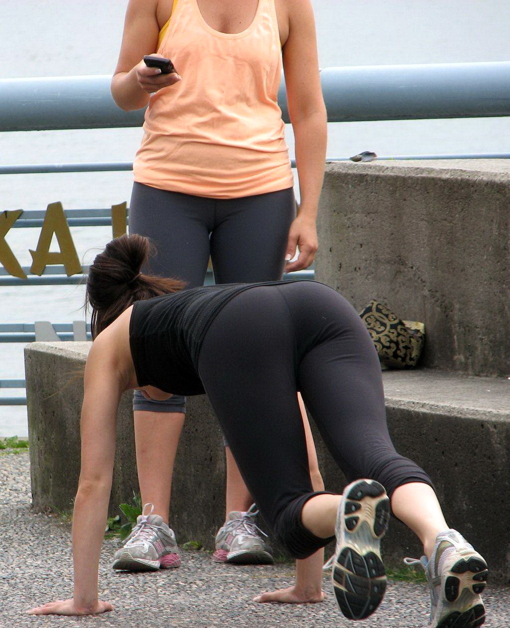 Kristin Kreuk in collant nero lavorando il suo culo fuori all'aperto
 #75227124