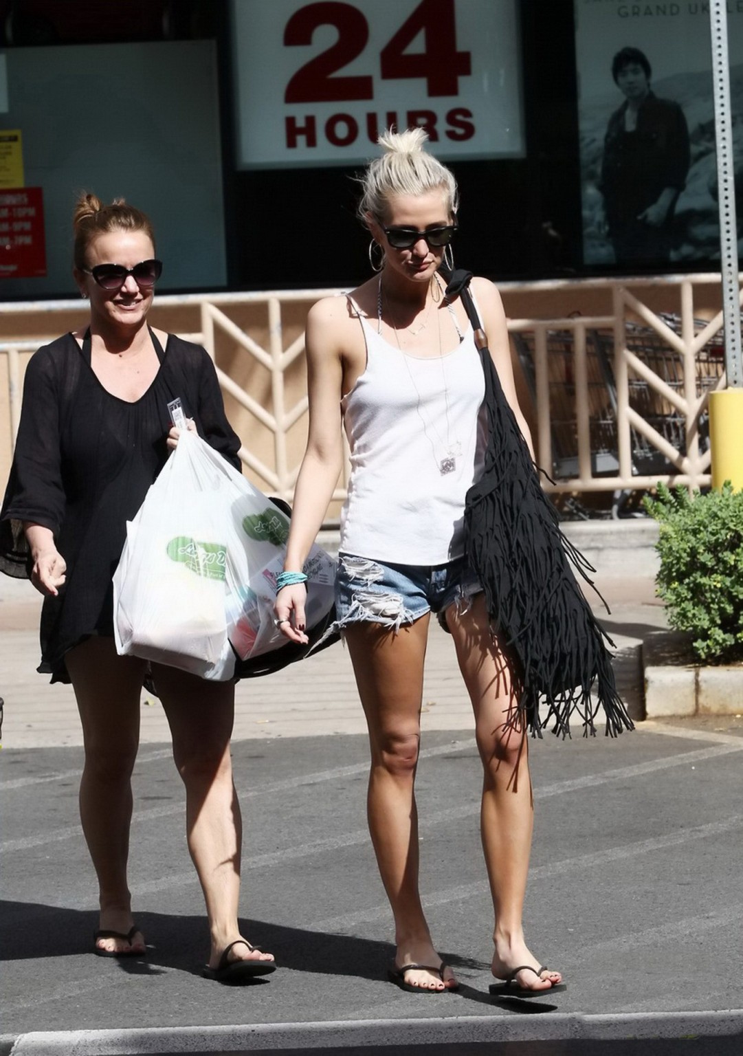 Ashlee simpson mostrando su cuerpo caliente bikini en la playa de oahu, hawaii
 #75245044