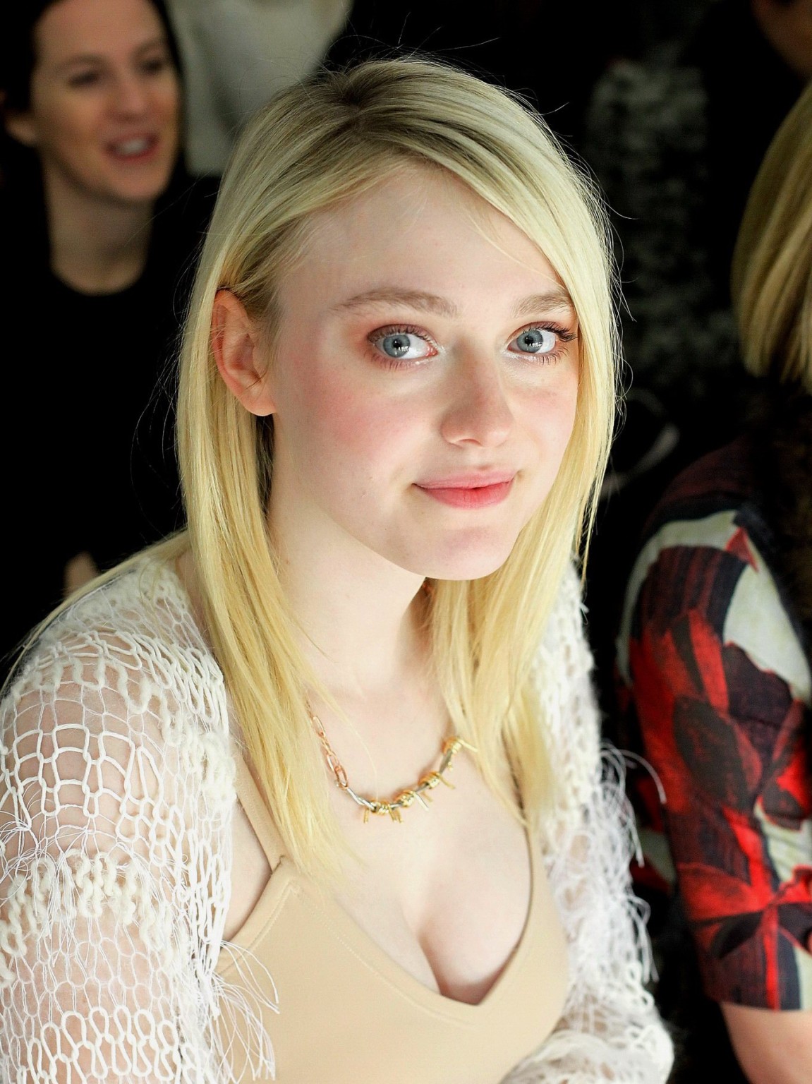 Dakota Fanning braless zeigt großes Dekolleté in einem fleischfarbenen Top und Rock bei 
 #75205085