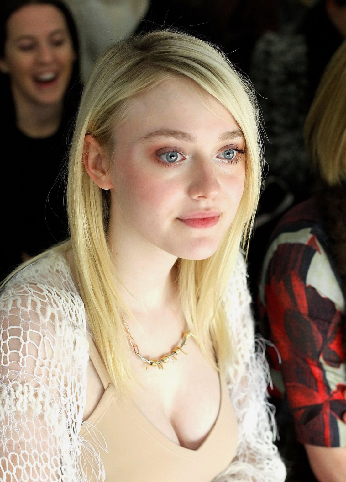 Dakota fanning senza reggiseno mostrando grande scissione in un top color carne e gonna a 
 #75205087