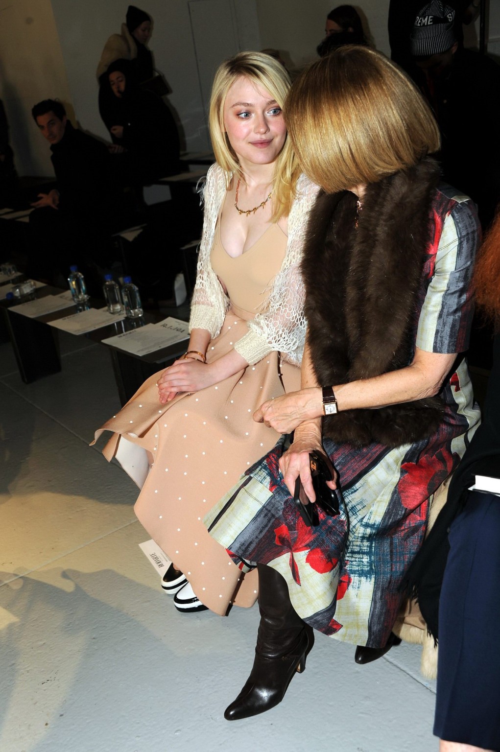 Dakota fanning sin sujetador mostrando un gran escote en un top y falda color carne en 
 #75205111