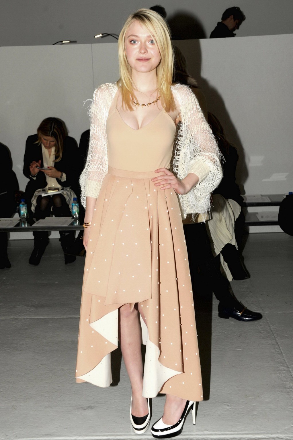 Dakota Fanning braless zeigt großes Dekolleté in einem fleischfarbenen Top und Rock bei 
 #75205139