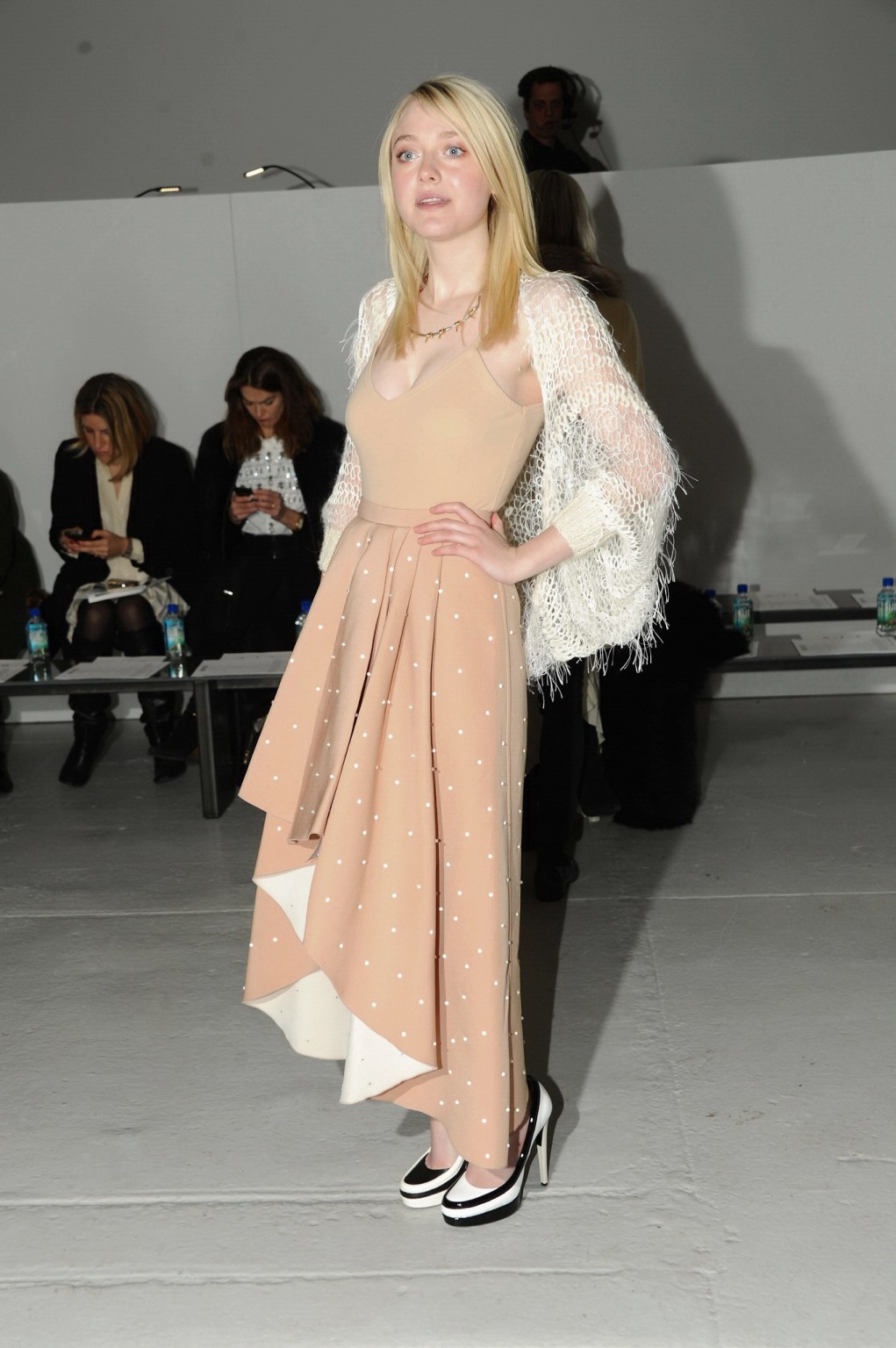 Dakota Fanning braless zeigt großes Dekolleté in einem fleischfarbenen Top und Rock bei 
 #75205143