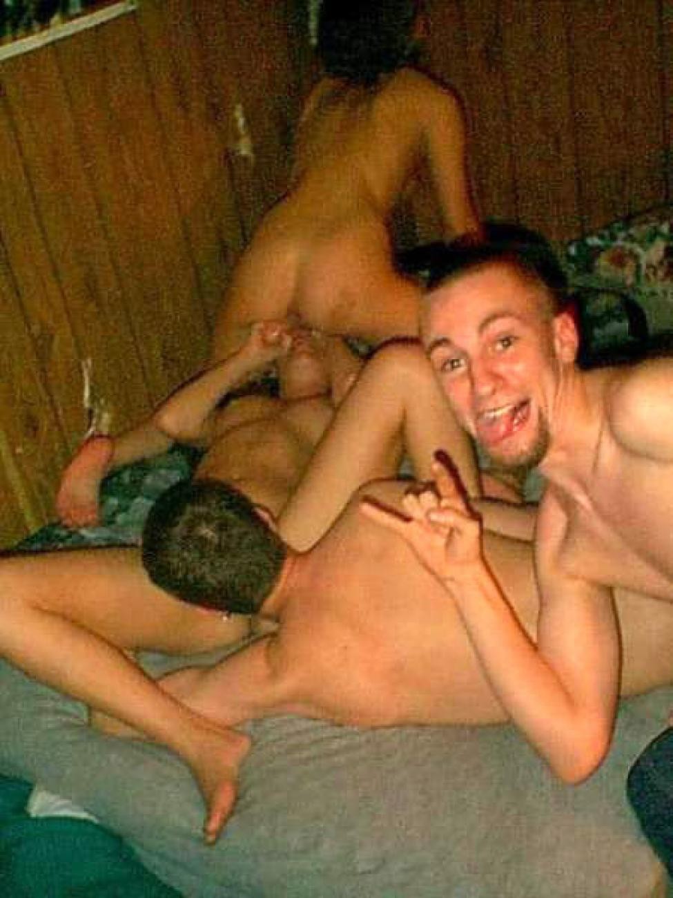 Bilder von betrunkenen Küken wild und nackt mit den Jungs
 #77132372