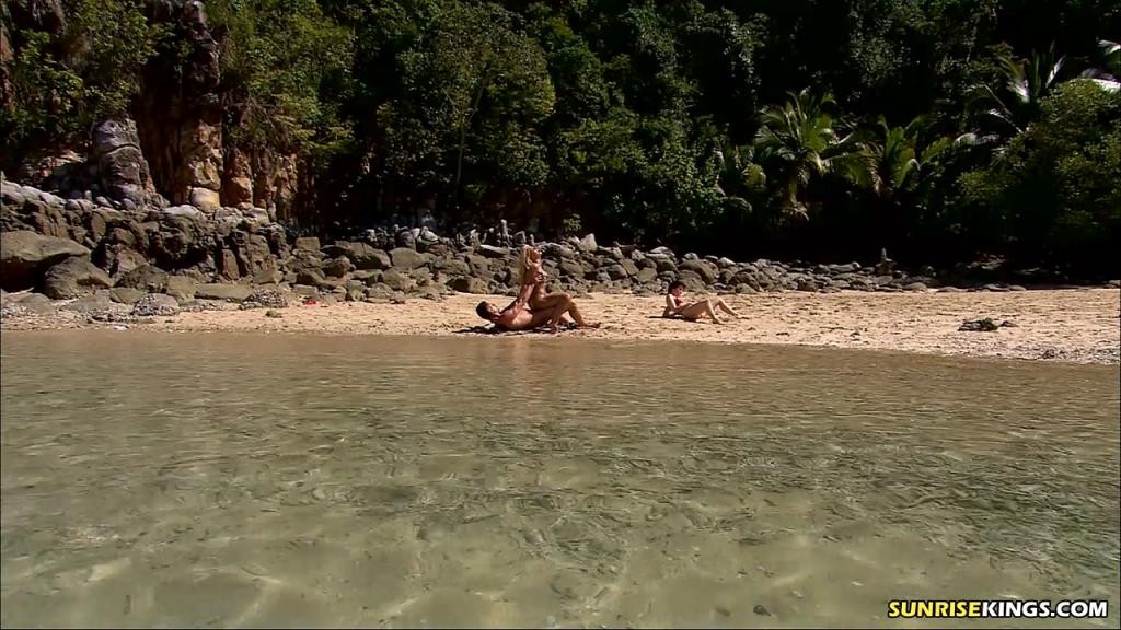 Deux bikini babes excité bang sur la plage ensoleillée
 #72297014