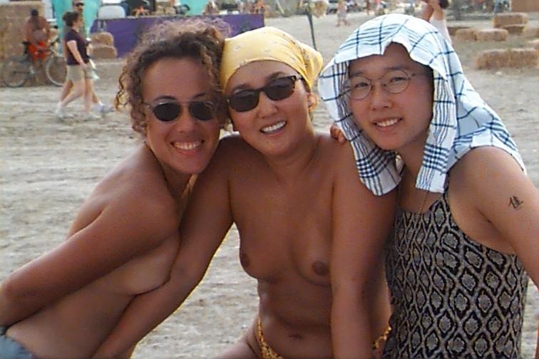 Une jeune femme à la poitrine généreuse exhibe son corps nu sur la plage.
 #72253191