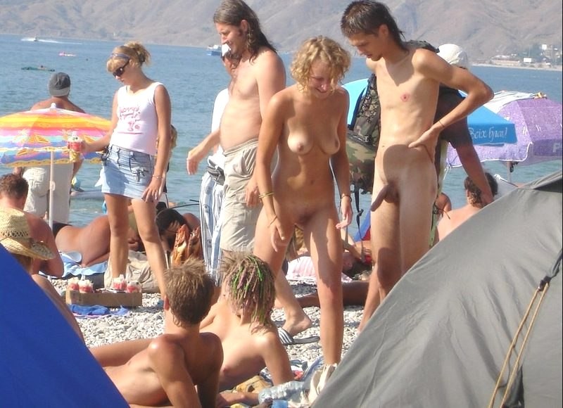 Une plage nudiste fait ressortir le meilleur de deux ados sexy.
 #72247270