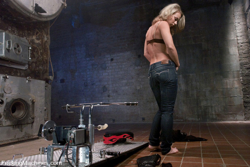 Rubia con tetas pequeñas disfrutando con dispositivos bdsm y follando m
 #76284223