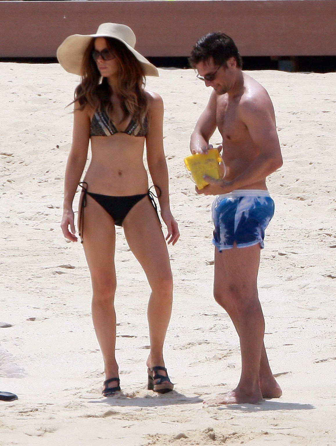 Kate Beckinsale wearing bikini  high heels on a Mexican beach #75334430