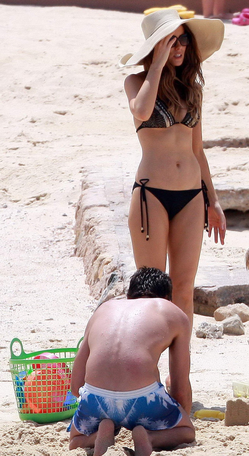Kate Beckinsale wearing bikini  high heels on a Mexican beach #75334515