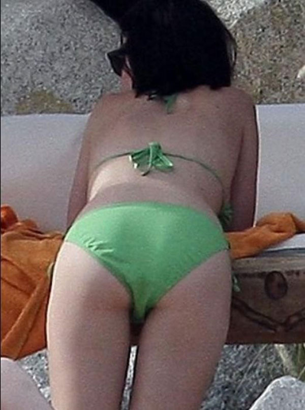 Katy perry atemberaubende große brüste im grünen bikini
 #75394619
