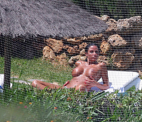 Katie Price Jordan entblößt ihre großen Titten im Pool Paparazzi-Bilder
 #75384687