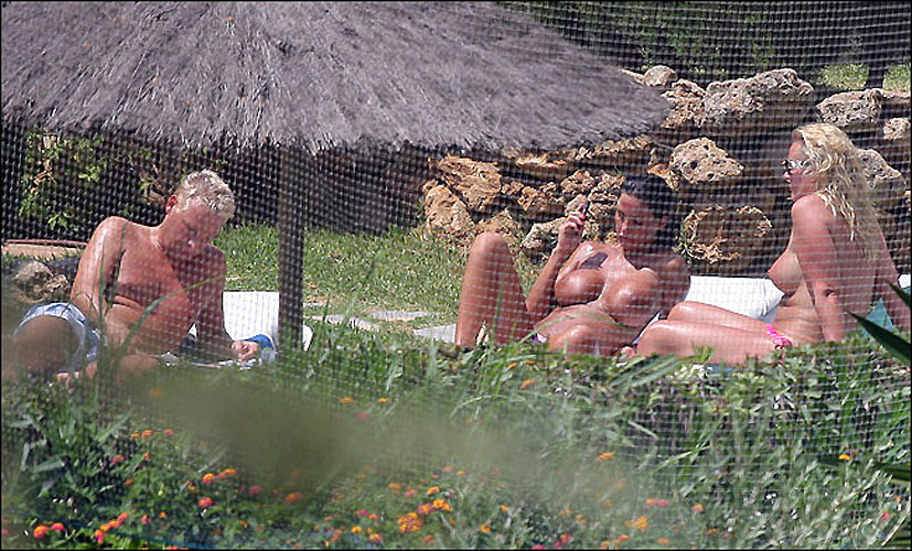 Katie Price Jordan entblößt ihre großen Titten im Pool Paparazzi-Bilder
 #75384707