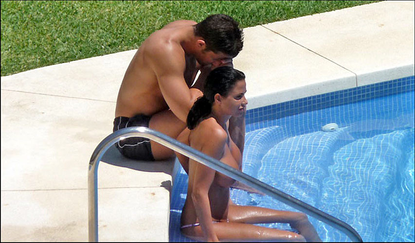 Katie Price Jordan entblößt ihre großen Titten im Pool Paparazzi-Bilder
 #75384756