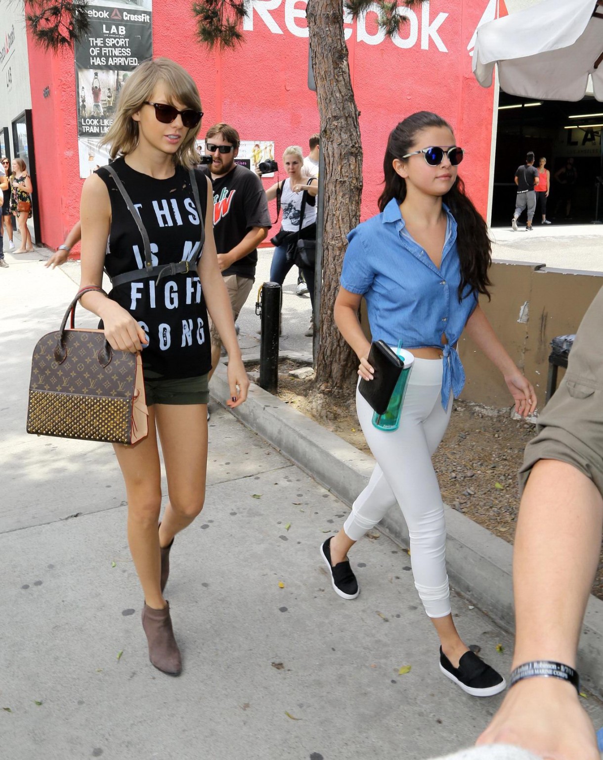 Taylor Swift mostra le sue gambe e il suo culo indossando piccoli pantaloncini fuori 
 #75160998