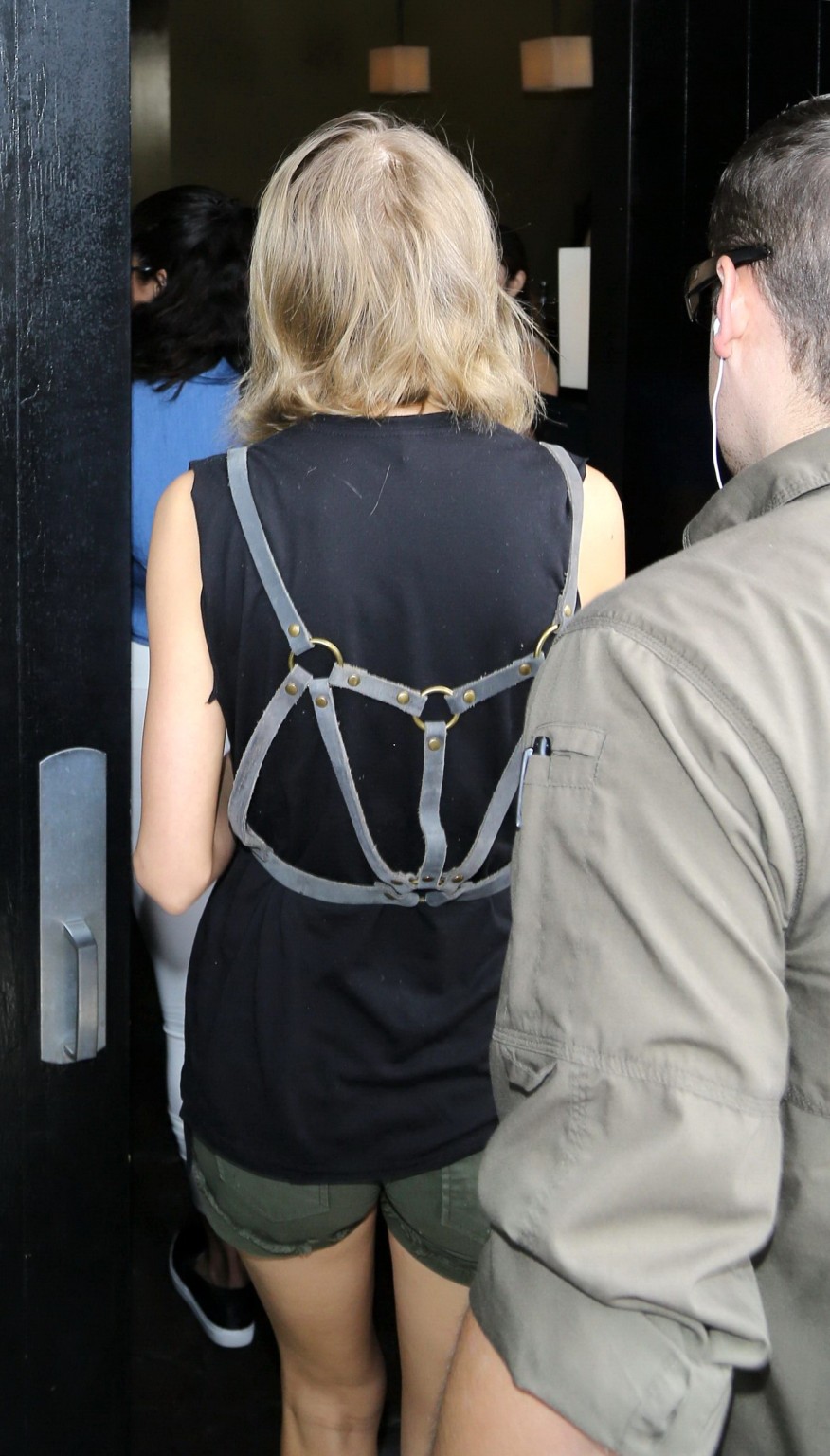 Taylor swift montre ses jambes et ses fesses en portant un minuscule short de sortie 
 #75161265