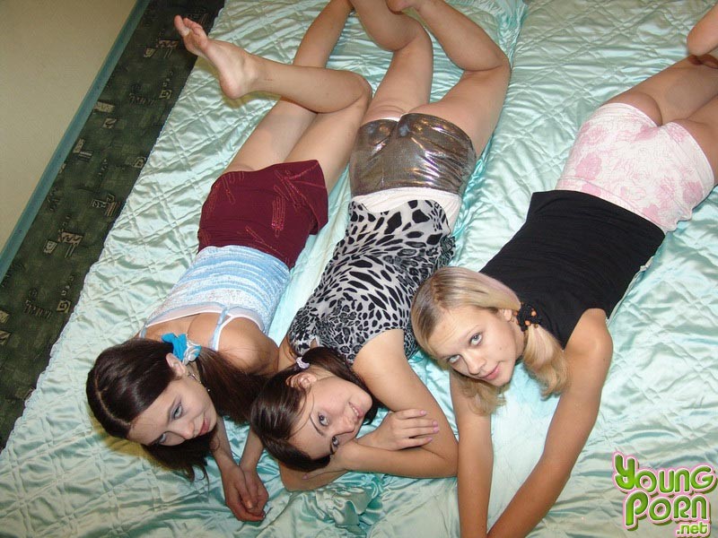 Tres novias jóvenes desagradables jugando
 #77366530