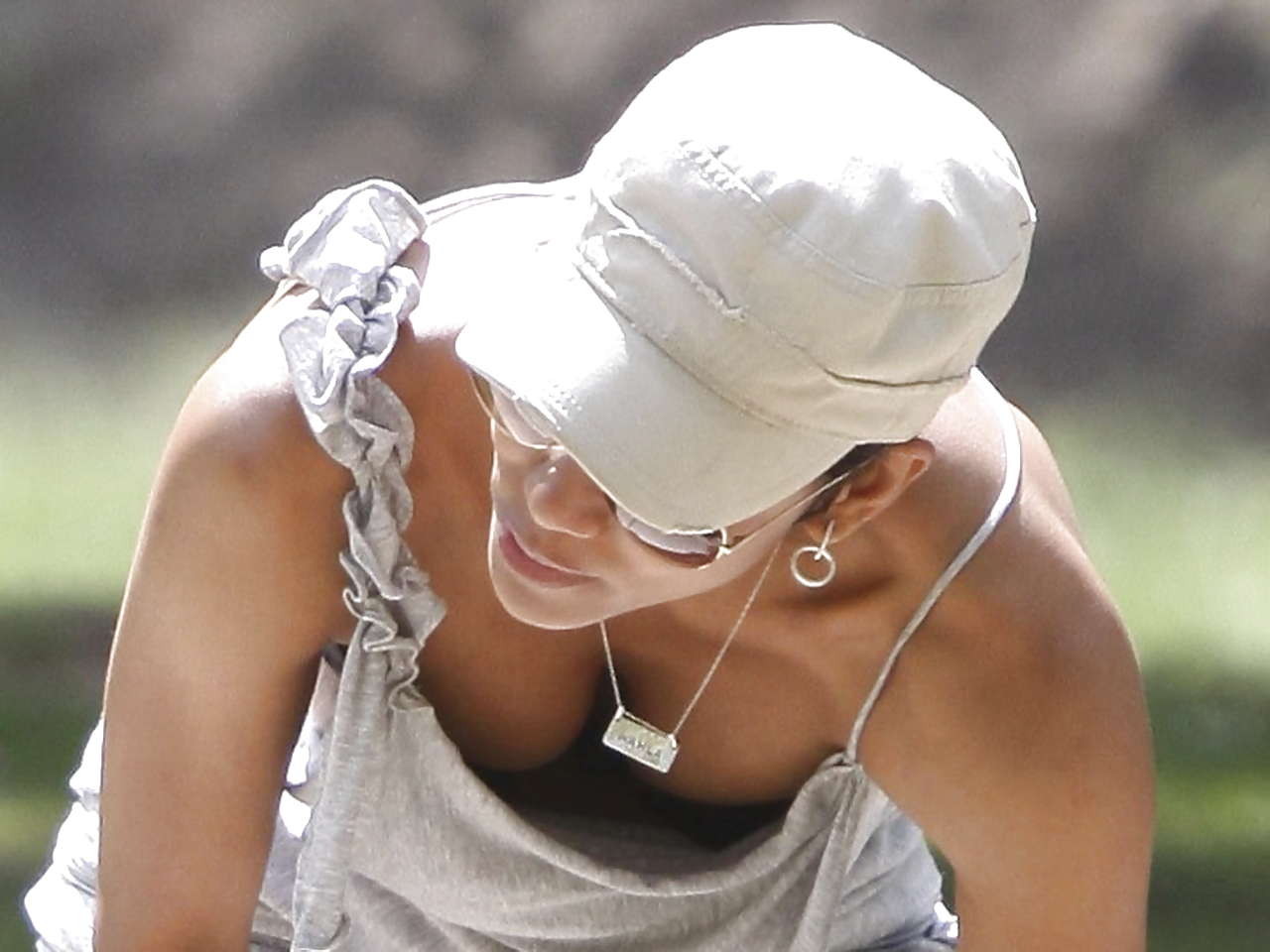 Halle berry downblouse und zeigt ihre Muschi und schöne Titten Paparazzi Bilder
 #75295625