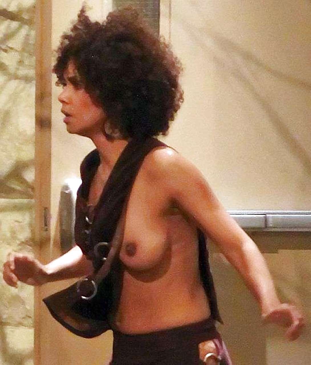 Halle Berry downblouse and showing her pussy and nice tits paparazzi pictures #75295718