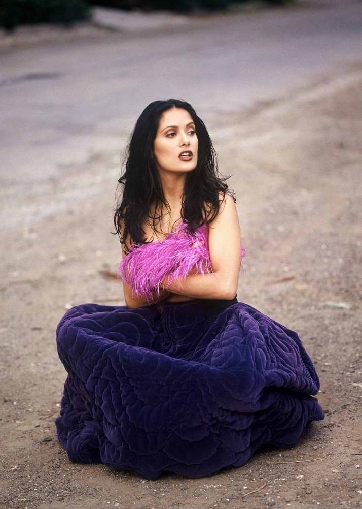 Sexy salma hayek tetas desnudas y pezón se desliza
 #75433975