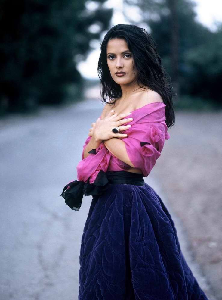 Sexy salma hayek tetas desnudas y pezón se desliza
 #75433979