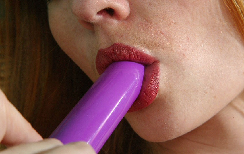 Chica amateur jugando con su coño peludo
 #76622295