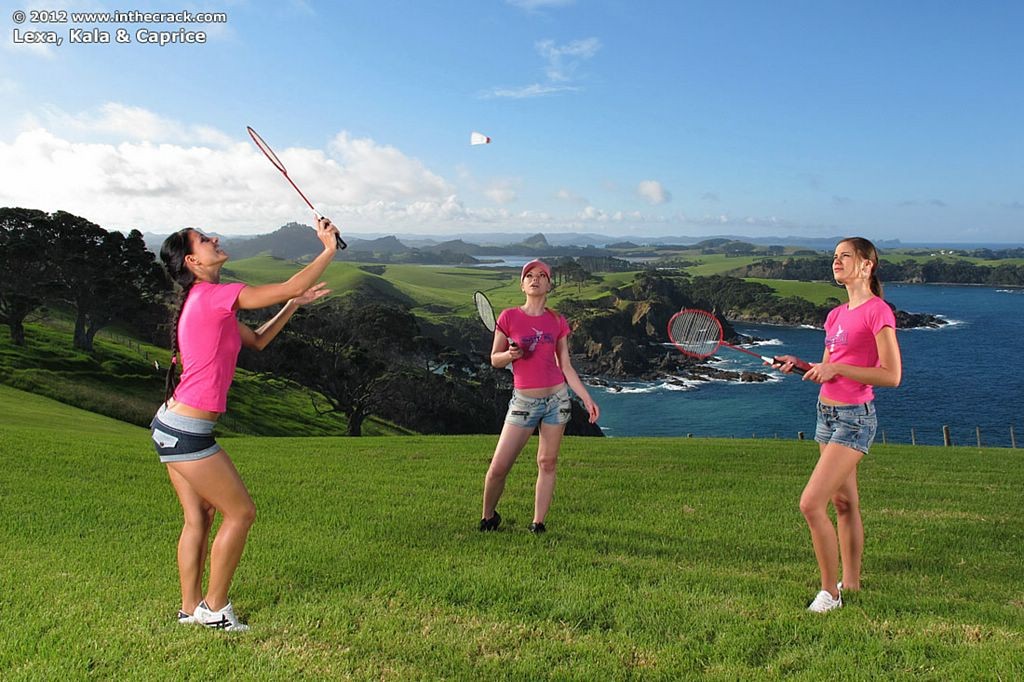 Playful Badminton Mädchen Streifen nackt und spielen im Freien
 #70990489