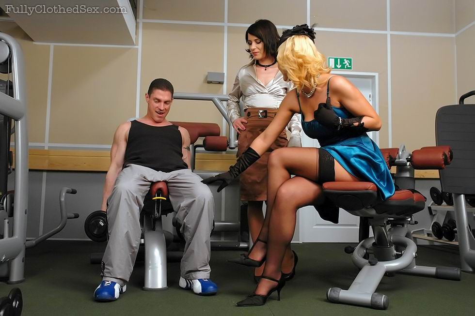 Casalinghe arrapate in calze che fanno fitness trainer
 #76016949