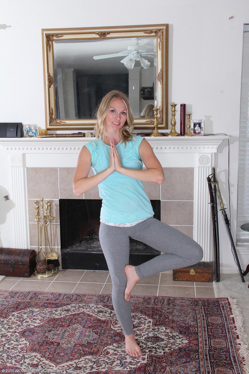 Blonde Frau Streifen nach ihrer Yoga-Sitzung
 #70705682