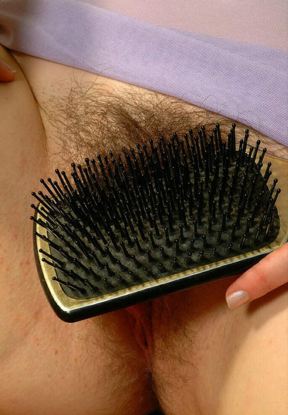 Rubia ondulando su coño peludo
 #76560374